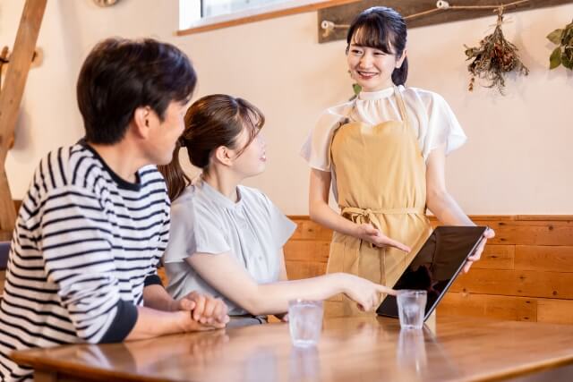 レストランでメニューを確認するカップル