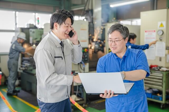 工場内で打ち合わせする二人の作業員