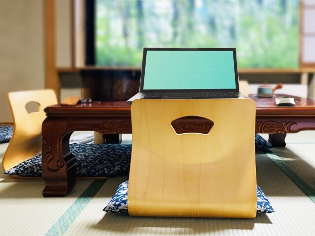 和室の机でノートパソコンを使用