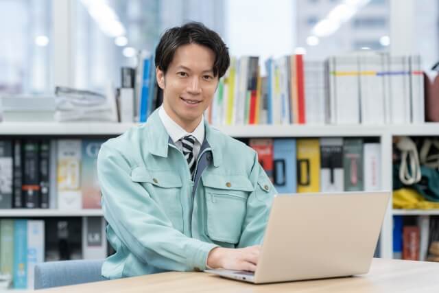 図書館でノートパソコンを操作する男性