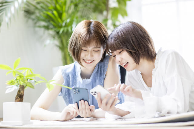 カフェで仲良くスマホを見る二人