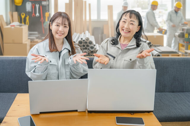 荷物を開封する二人の女性スタッフ
